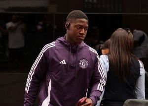 TA：梅努关窗前的去留仍待定，拜仁和勒沃库森都对他表示过兴趣