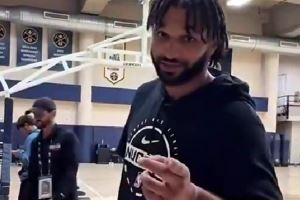 不容易！穆雷挑战负角度投篮：前四次框框打铁 第五次命中