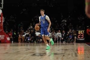 尼克-杨：弗拉格的新秀赛季不会像文班一样 他需要慢慢学习