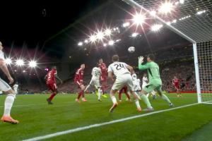 今天是战神!范戴克近距离头球,又被库尔图瓦神反应挡出