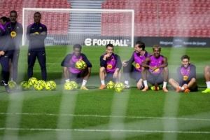 世体:巴萨昨日重返诺坎普公开训练,球员们及教练组合影留念