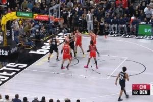 还有机会的！约基奇倚着道苏姆突破上篮先追2分！